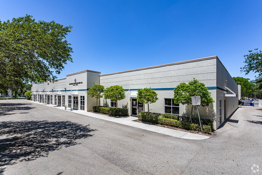 9201 Brookwood Ct, Bonita Springs, FL à vendre - Photo de l’immeuble – Image 2 sur 7