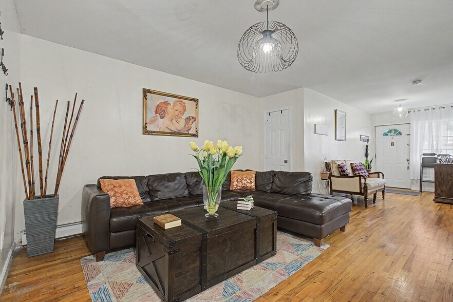 2722 Wallace Ave, Bronx, NY à vendre - Photo de l’immeuble – Image 3 sur 10