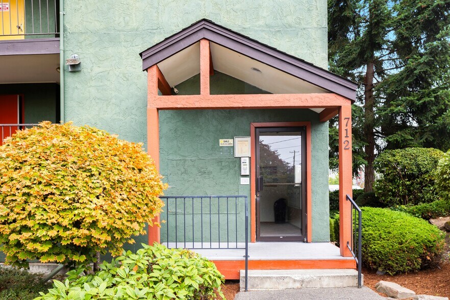 712 N 143rd St, Seattle, WA à vendre - Photo de l’immeuble – Image 3 sur 18