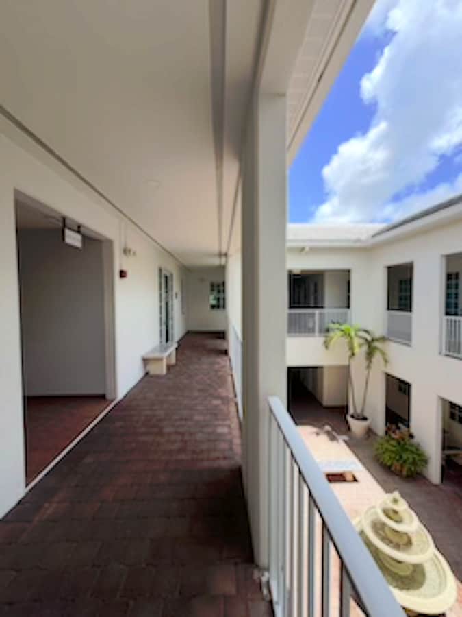 5300-5350 W Hillsboro Blvd, Coconut Creek, FL 33073 - Lot 213 -  - Hall d’entrée - Image 1 of 9