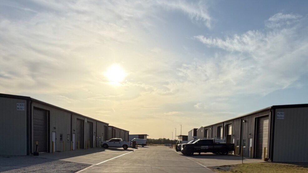 4300 US Hwy 377, Aubrey, TX à louer - Photo de l’immeuble – Image 2 sur 7