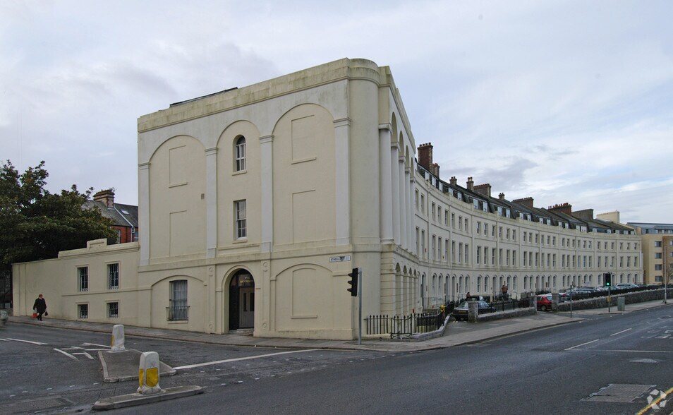 4 The Crescent, Plymouth à louer - Photo principale – Image 1 sur 3