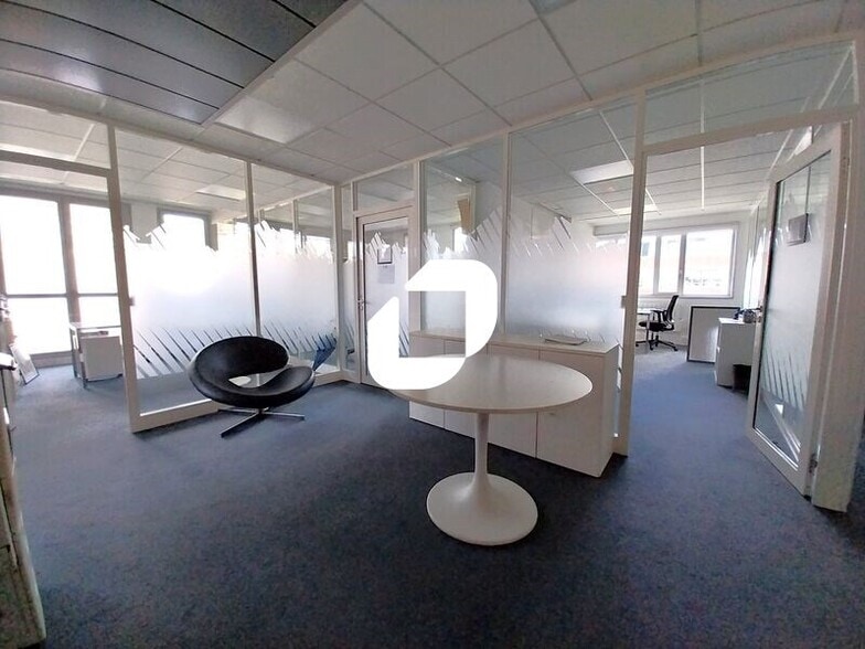 Bureau dans Voisins-le-Bretonneux à louer - Photo intérieure – Image 3 sur 9