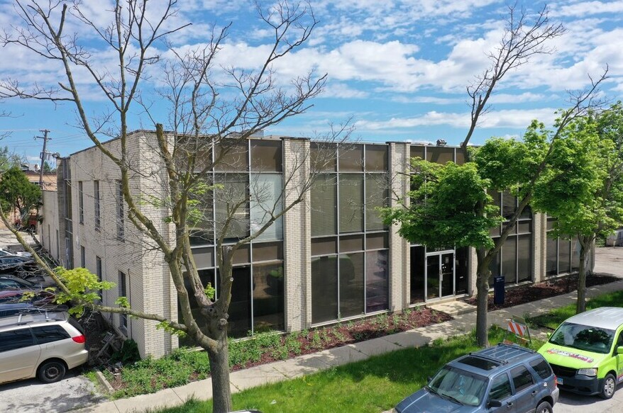 9914 W Derby Ln, Westchester, IL à louer - Photo de l’immeuble – Image 1 sur 7