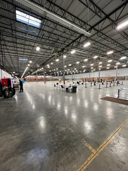 7765 National Tpke, Louisville, KY à louer - Photo de l’immeuble – Image 2 sur 12