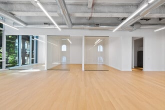 300 Kent Ave, Brooklyn, NY à louer Photo de l’immeuble– Image 1 sur 8