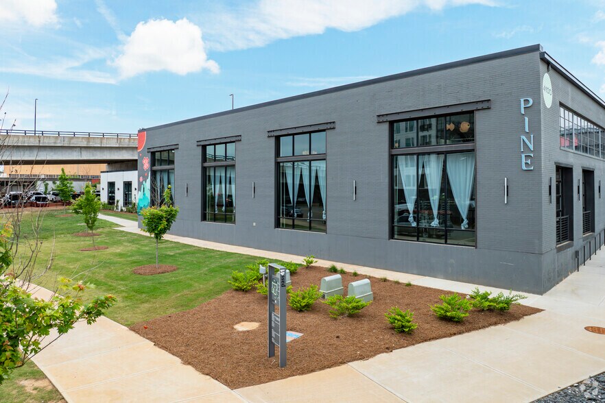 600 E Sugar Creek Rd, Charlotte, NC à louer - Photo principale – Image 3 sur 4