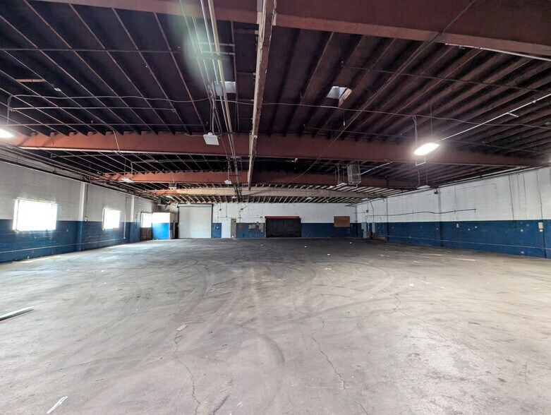 11619 Pendleton St, Sun Valley, CA à louer - Photo de l’immeuble – Image 2 sur 5
