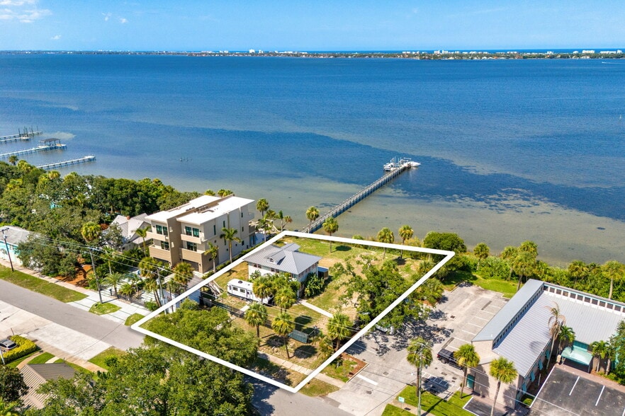 1811 Riverview Dr, Melbourne, FL à vendre - Photo de l’immeuble – Image 3 sur 42