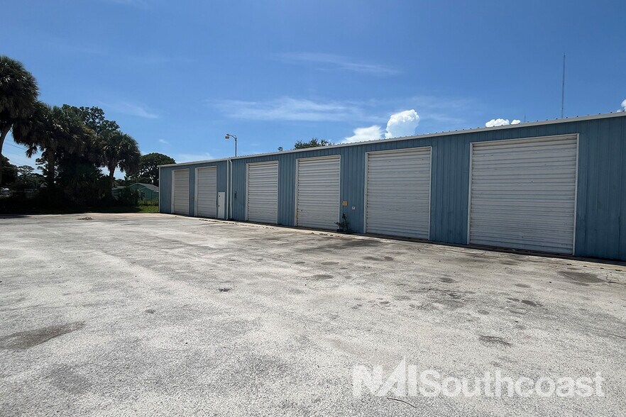 907 Angle Rd, Fort Pierce, FL à louer - Photo de l’immeuble – Image 3 sur 15