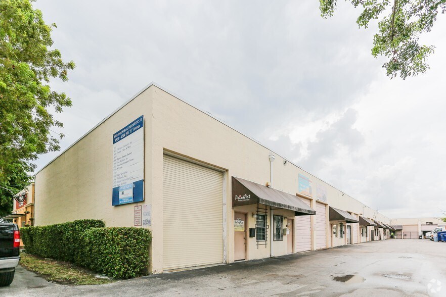 4520 SW 71st Ave, Miami, FL à louer - Photo de l’immeuble – Image 1 sur 4