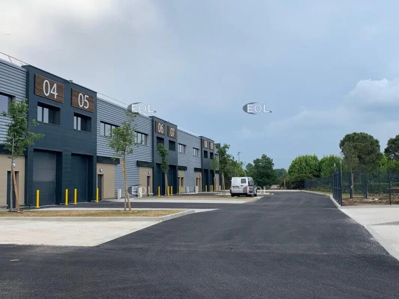 Local d’activités dans Meyreuil à louer - Photo de l’immeuble – Image 1 sur 7