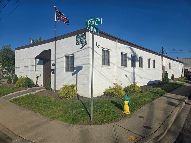 111 Albany Ave, Freeport, NY à vendre - Photo de l’immeuble – Image 1 sur 15