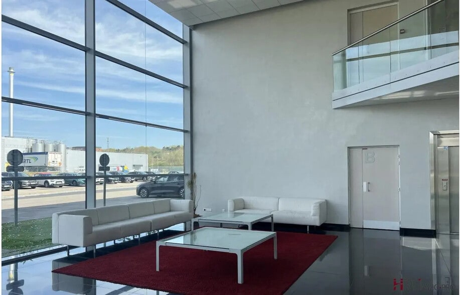 Bureau dans Le Grand-Quevilly à louer - Hall d’entrée – Image 3 sur 20