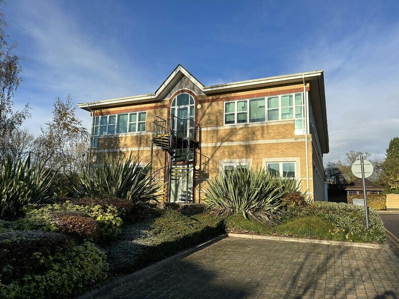 Pincents Ln, Reading à vendre - Photo de l’immeuble – Image 3 sur 12