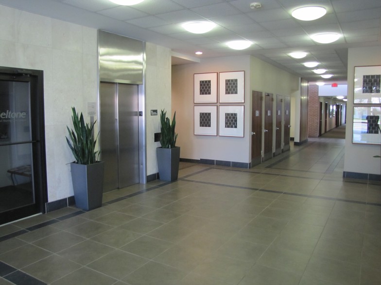 5925 Forest Ln, Dallas, TX à louer - Hall d’entrée – Image 2 sur 5