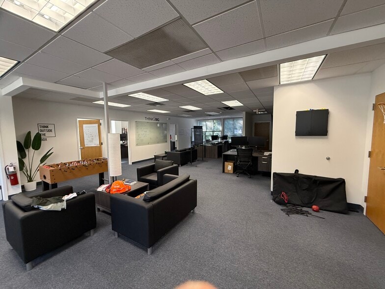 150 Woodbury Rd, Woodbury, NY à louer - Photo de l’immeuble – Image 3 sur 14