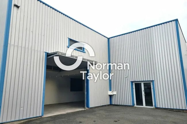 Plus de détails pour Local d'activités à louer