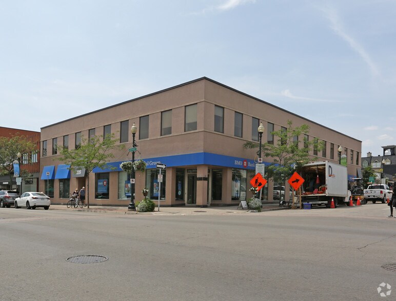235 Lakeshore Rd E, Oakville, ON à louer - Photo principale – Image 1 sur 3
