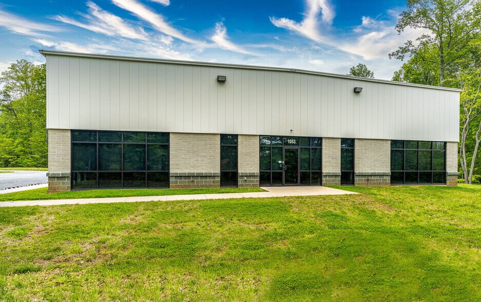 1053 E London Park Dr, Forest, VA à louer - Photo de l’immeuble – Image 1 sur 25