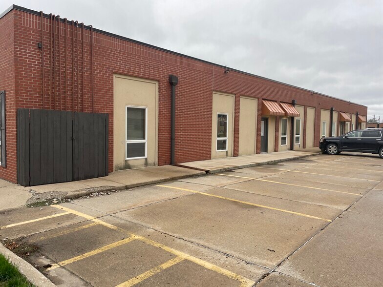 1201 W College St, Liberty, MO à louer - Photo de l’immeuble – Image 2 sur 13