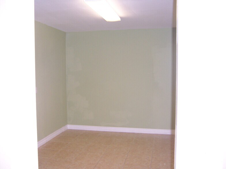 18546 Sherman Way, Reseda, CA à louer - Photo de l’immeuble – Image 2 sur 5