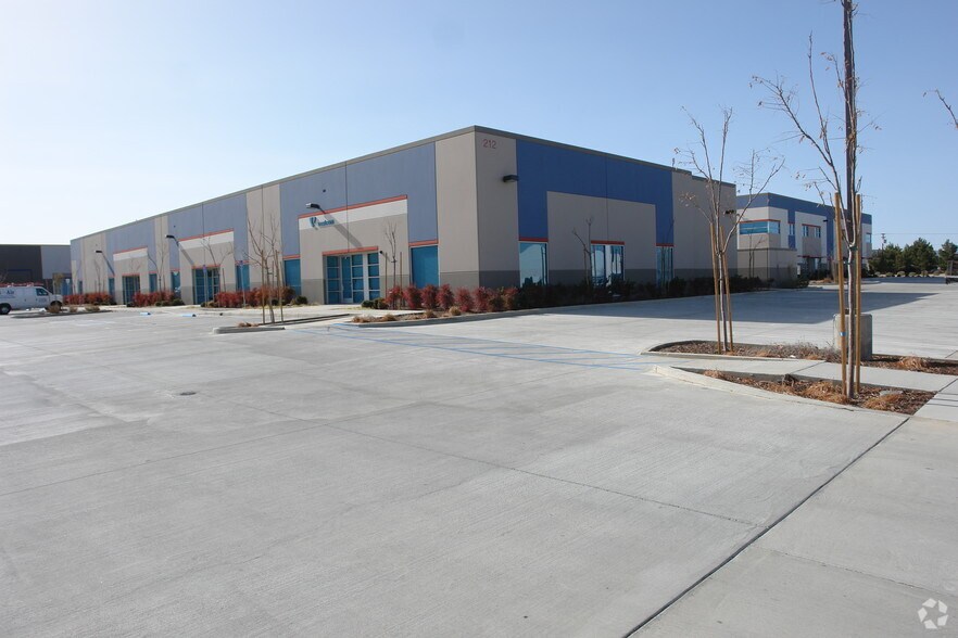 212 E Avenue K6, Lancaster, CA à louer - Photo principale – Image 1 sur 4