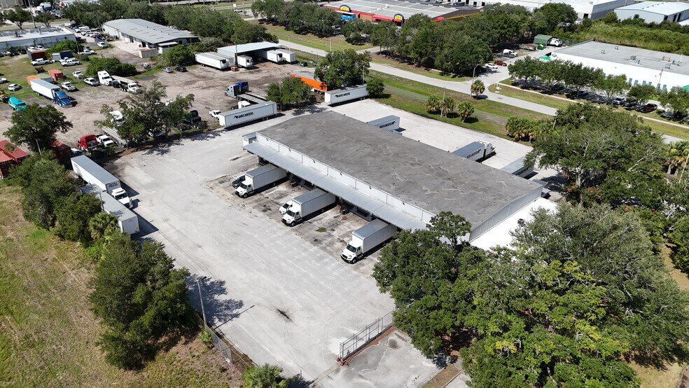 9805 Solar Dr, Tampa, FL à louer - Photo de l’immeuble – Image 2 sur 6
