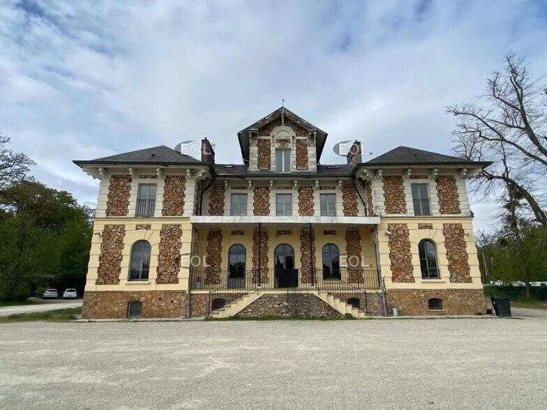 Local d'activités dans Villeneuve-le-Comte à vendre - Photo de l’immeuble – Image 3 sur 29