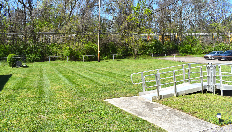 2929 Berry Hill Dr, Nashville, TN à louer - Photo de l’immeuble – Image 3 sur 12