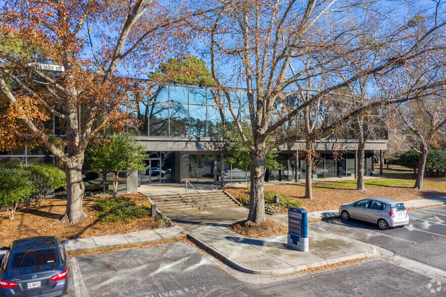 6025 The Corners Pky, Peachtree Corners, GA à louer - Photo de l’immeuble – Image 1 sur 96