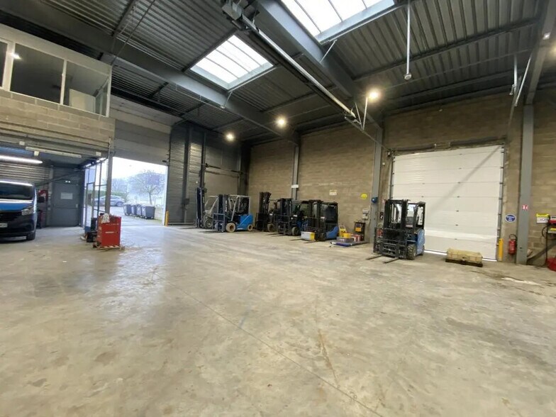 Bureau dans Lisses à louer - Photo de l’immeuble – Image 2 sur 9