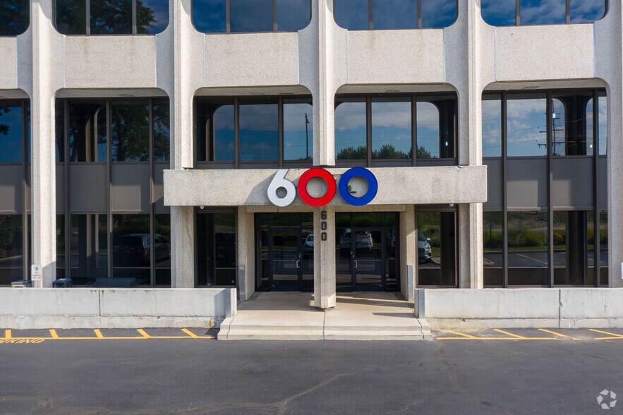 600 22nd St, Oak Brook, IL à louer - Photo de l’immeuble – Image 3 sur 5