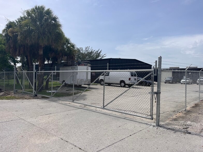 3963 Exchange Ave, Naples, FL à louer - Photo de l’immeuble – Image 3 sur 9