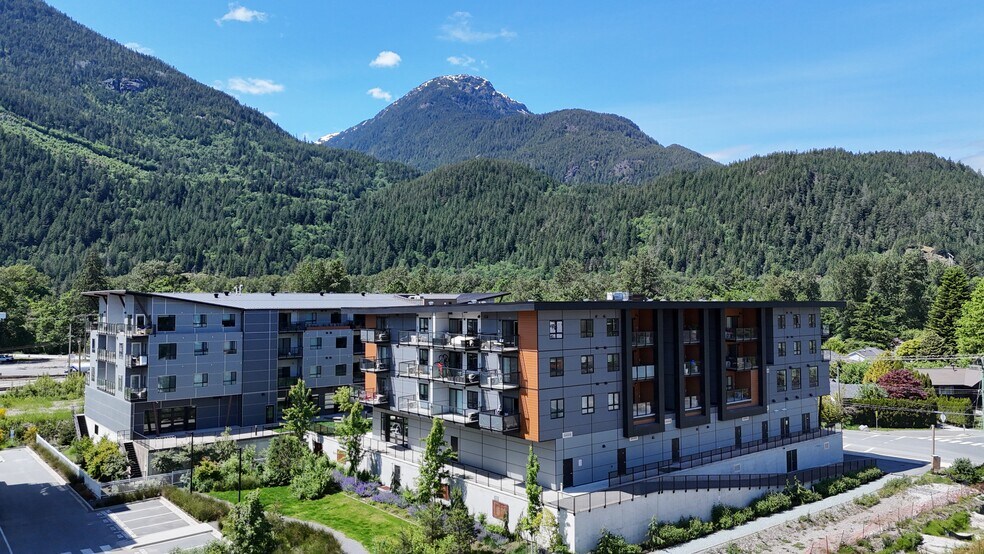 39668 Government Rd, Squamish, BC à vendre - Photo de l’immeuble – Image 2 sur 11