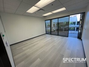 28494 Westinghouse Pl, Valencia, CA à louer Photo de l’immeuble– Image 1 sur 7