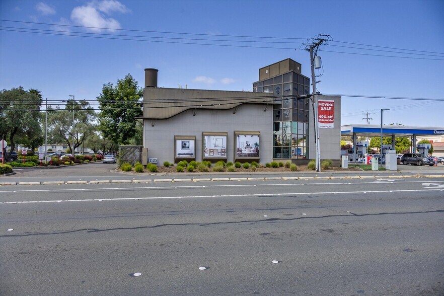 1125 W Steele Ln, Santa Rosa, CA à vendre - Photo de l’immeuble – Image 3 sur 25