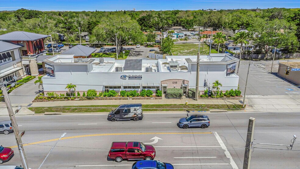 1030 W Bay Dr, Largo, FL à louer - Photo de l’immeuble – Image 3 sur 40