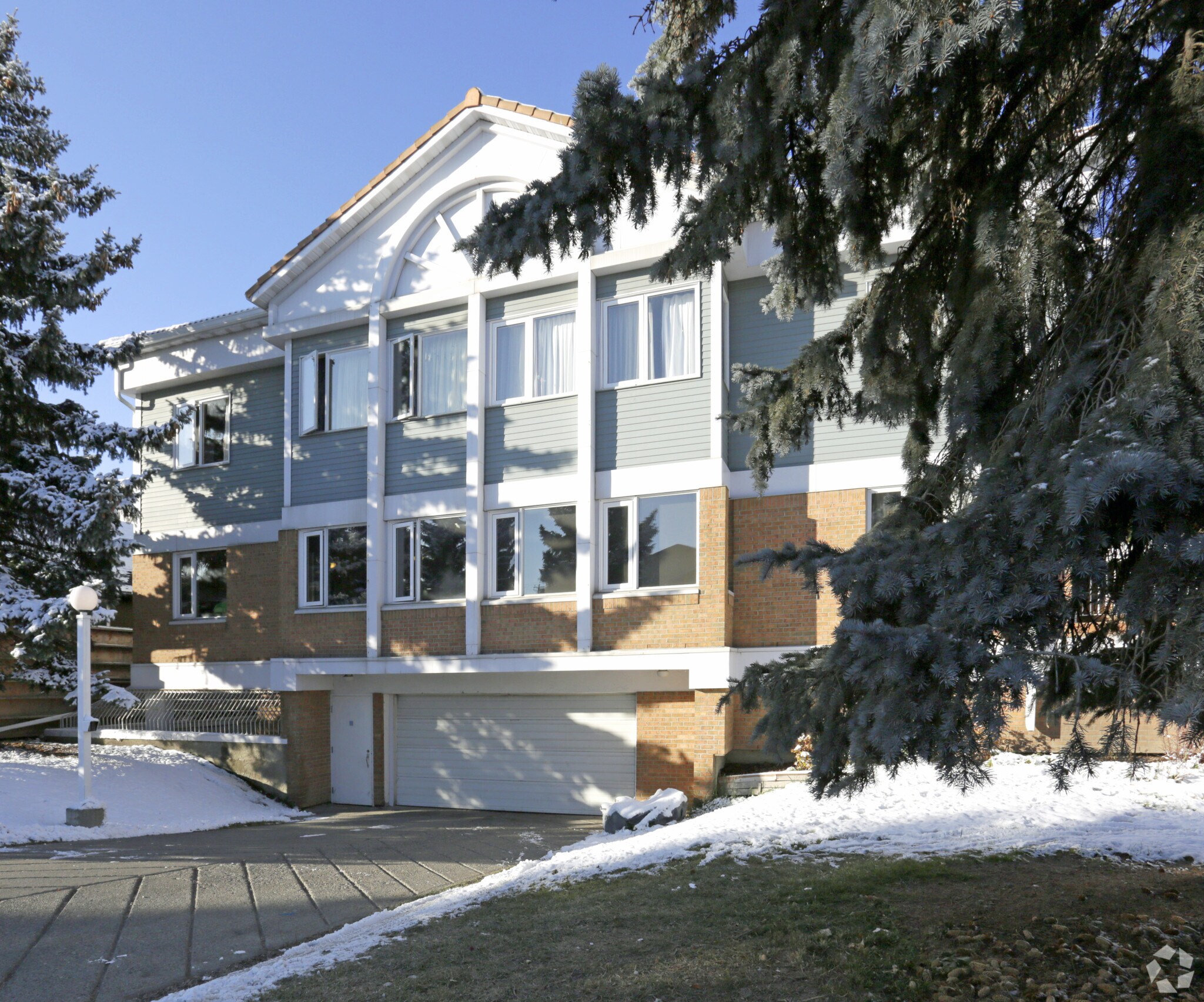 1921 28th St SW, Calgary, AB à vendre Photo principale– Image 1 sur 5
