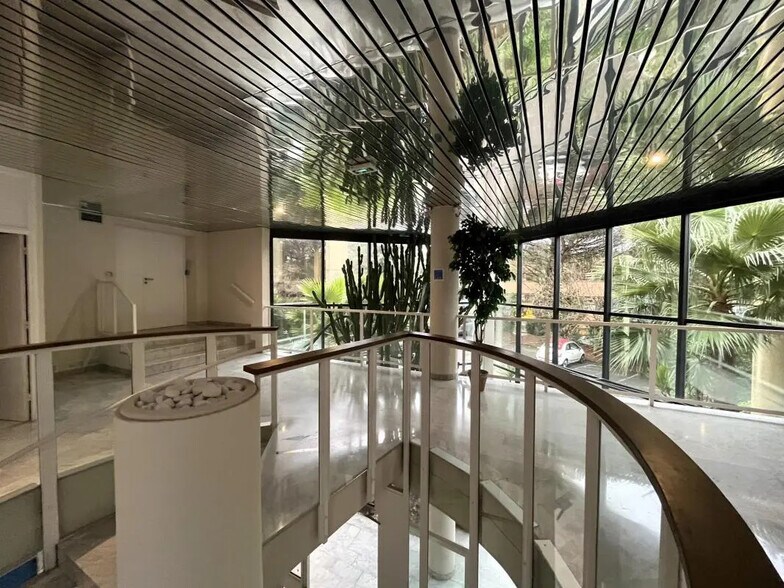 Bureau dans  à vendre - Photo de l’immeuble – Image 2 sur 10