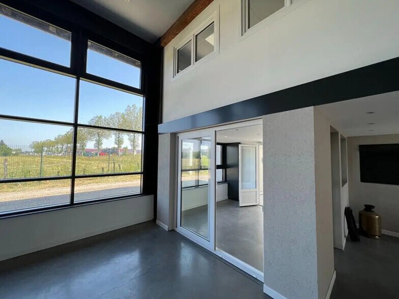 Industriel/Logistique dans Civens à vendre - Photo intérieure – Image 2 sur 2