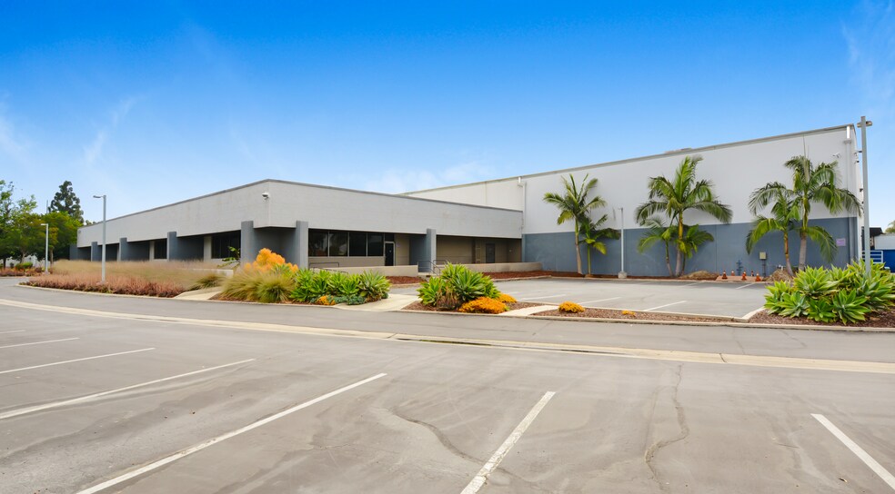 3232 W MacArthur Blvd, Santa Ana, CA à louer - Photo de l’immeuble – Image 2 sur 9