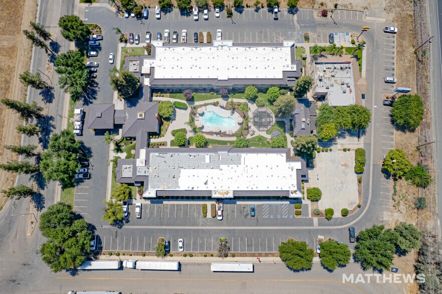 350 W Montgomery Ave, Porterville, CA à vendre - Photo de l’immeuble – Image 3 sur 4
