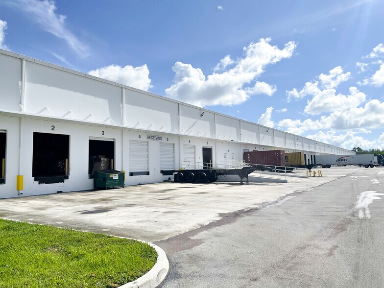 1530 NW 98th Ct, Miami, FL à louer - Photo de l’immeuble – Image 3 sur 7