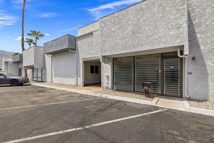 800 S Vella Rd, Palm Springs, CA à louer - Photo de l’immeuble – Image 2 sur 37