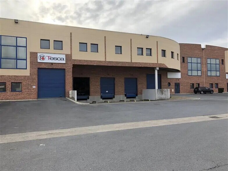 Local d’activités dans Moissy-Cramayel à louer - Photo de l’immeuble – Image 1 sur 6