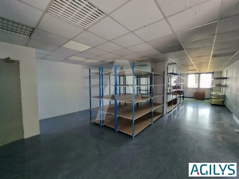 Local d’activités dans Fresnes à louer - Photo de l’immeuble – Image 2 sur 11
