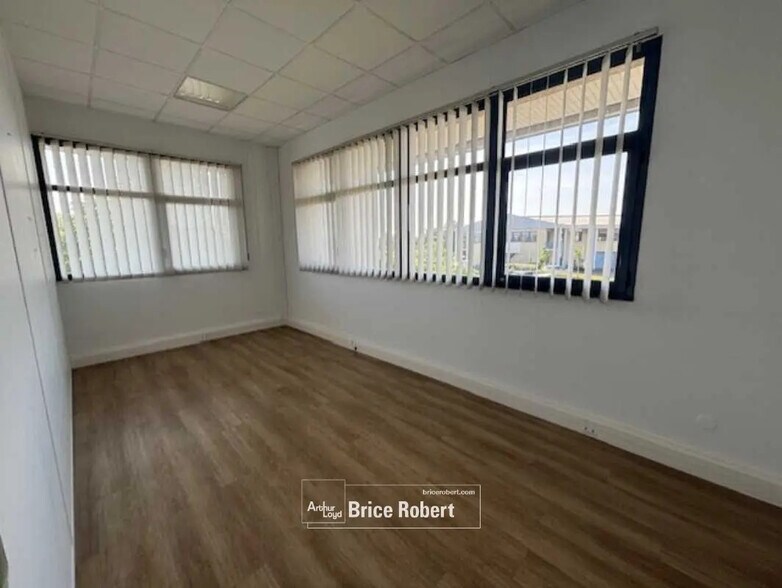 Bureau dans Bron à louer - Photo de l’immeuble – Image 2 sur 7