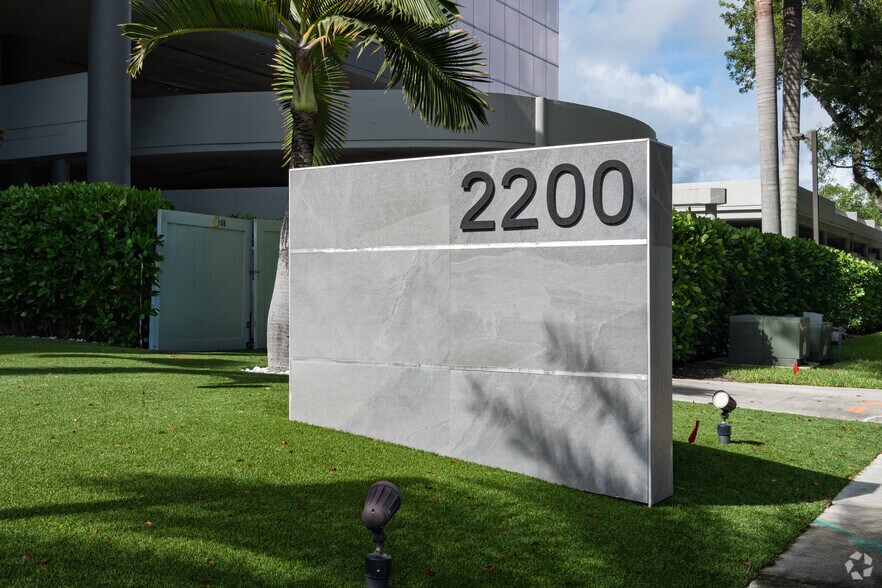2200 NW Corporate Blvd, Boca Raton, FL à louer - Photo de l’immeuble – Image 3 sur 10