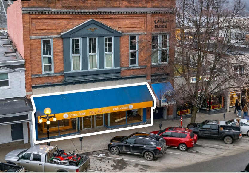 639 Baker St, Nelson, BC à louer Photo de l’immeuble– Image 1 sur 7